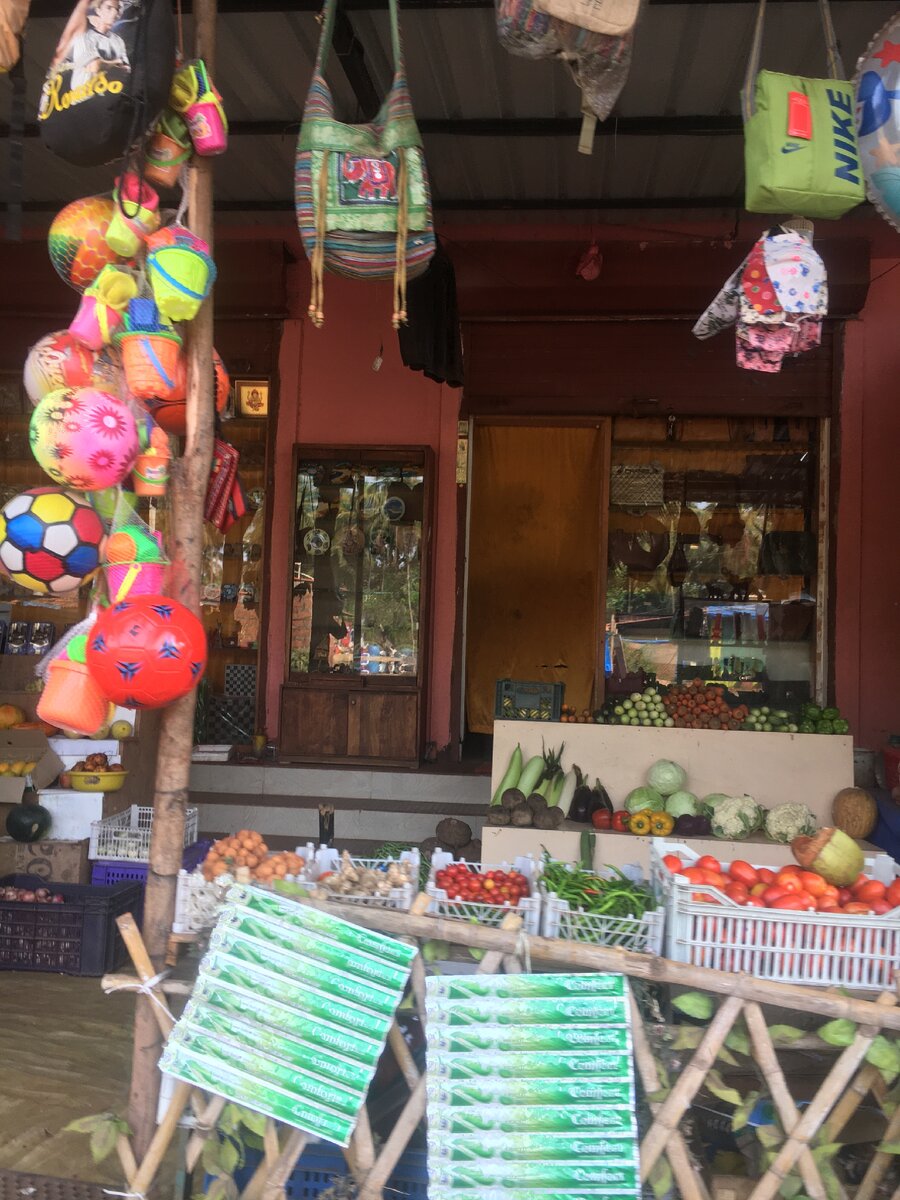 У нашего деда помимо овощей и фруктов ещё продаются сумки, рюкзаки, солнечные очки, магнитики и даже Бонги для курения. Полное разнообразие. Зелёные полоски на входе-палочки от комаров и мячики)))