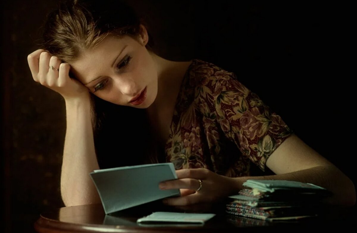 Write night. Девушка читает письмо. Девушка пишет письмо. Девушка поэтесса. Письмо девушке.