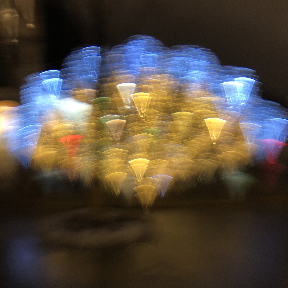 Во время дождя, капля упала на линзу.