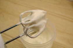 ШАГ 2:
Смородину прогреть в сотейнике, пробить блендером, уварить до уменьшения объема примерно в два раза. Перетереть через сито. Белок комнатной температуры взбить до состояния пены, добавить 100 грамм яблочного пюре. Взбивать до побеления и увеличения в объеме в два раза. Масса должна держаться на венчиках и не течь.