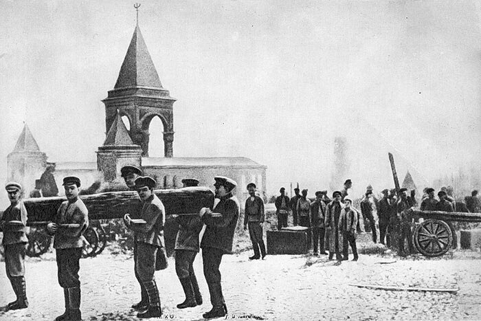 В.И. Ленин на субботнике в 1920 году (фотография!).