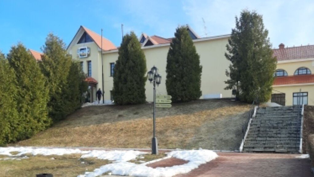 Листайте галерею.  Главный корпус. Здесь находится ресепшен, столовая, конференц- залы и проводятся все развлекательные мероприятия.