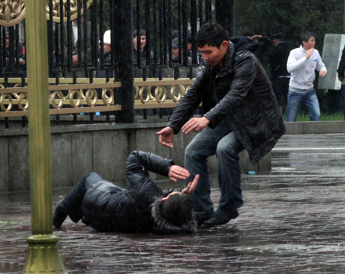 Март 2011 год. Апрельская революция в кыргызстане 2010. 2010 год апреля. 2010 год апреля. 2010 год апреля.