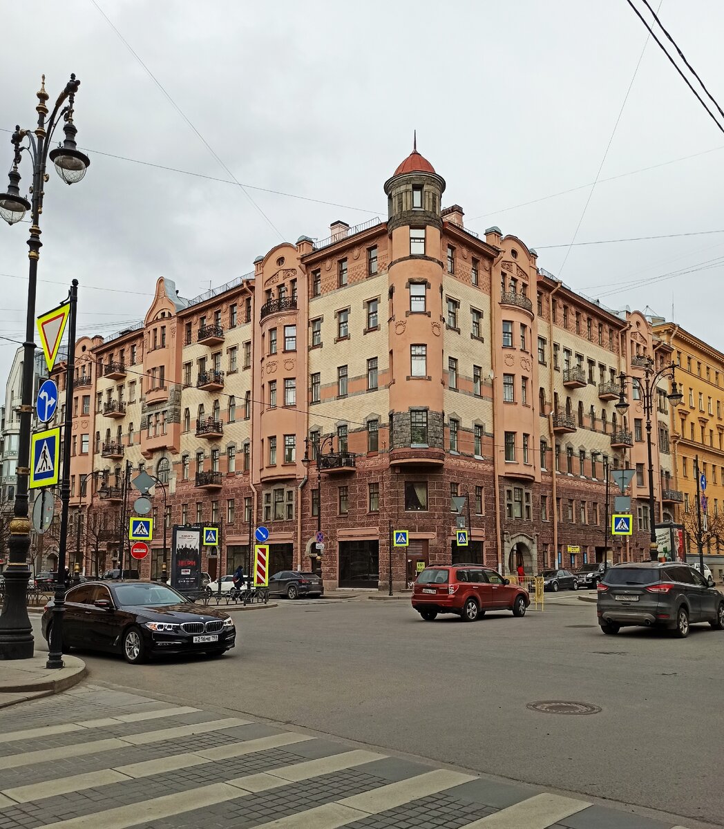 Пересечение Чернышевского проспекта и улицы Захарьевской 