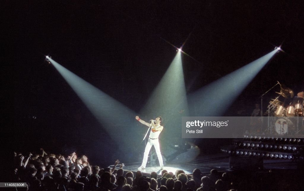https://www.gettyimages.co.nz/detail/news-photo/freddie-mercury-of-queen-is-picked-out-by-spotlights-while-news-photo/1140323006                                                                                      10 декабря 1980 Лондон