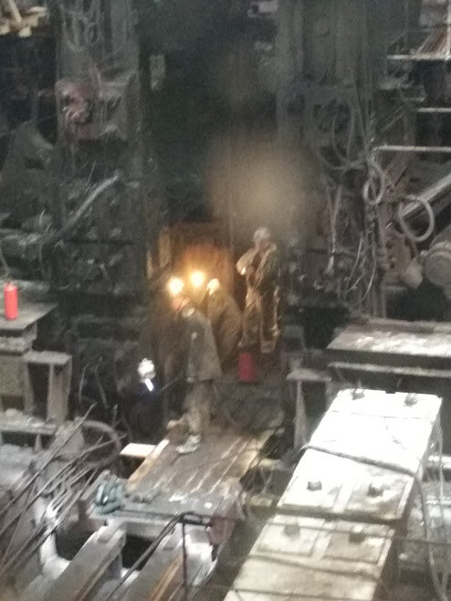 это рабочие чайник горелкой кипятят)