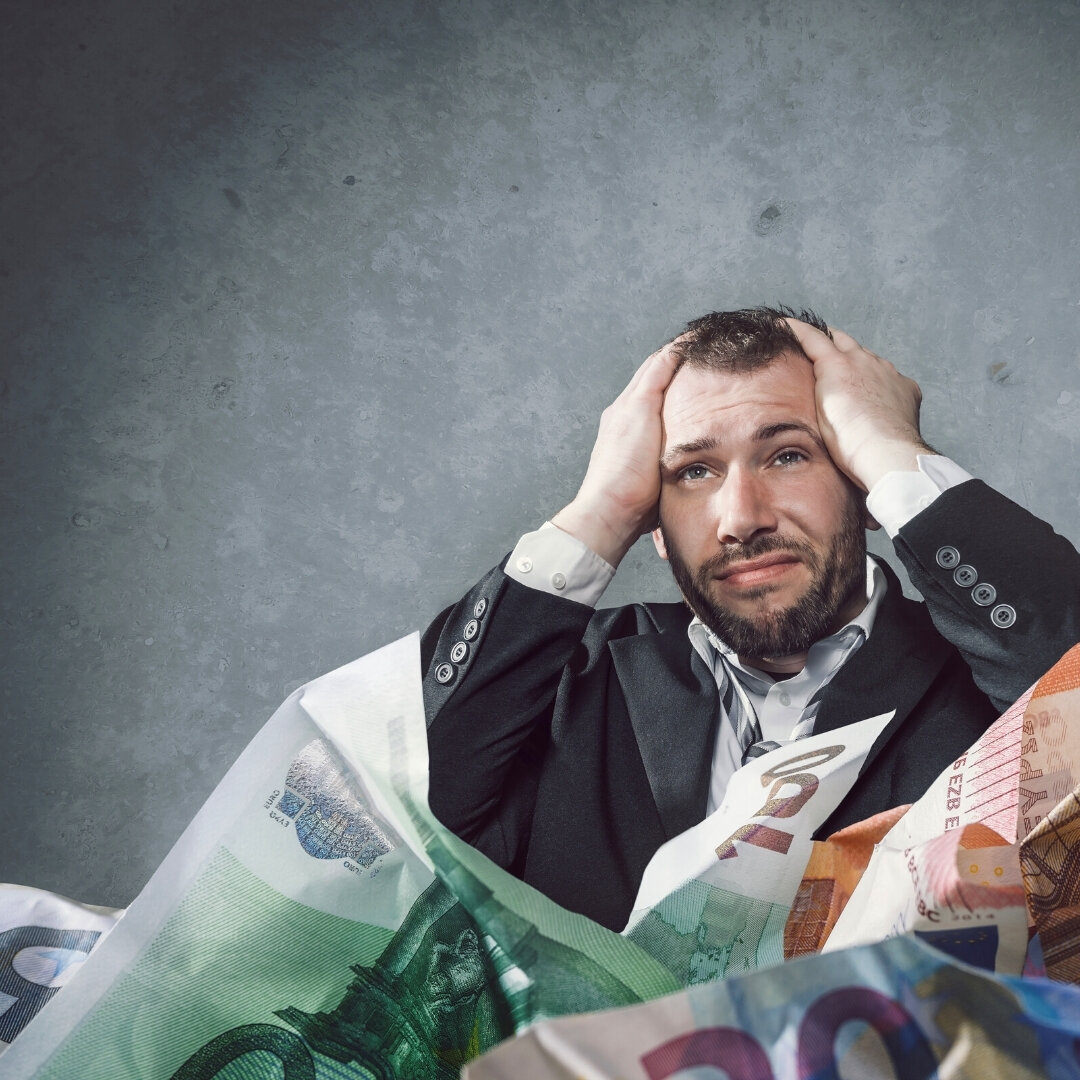 потеря денег. банкир с деньгами. трата денег. деньги убегают. обман на деньги.
