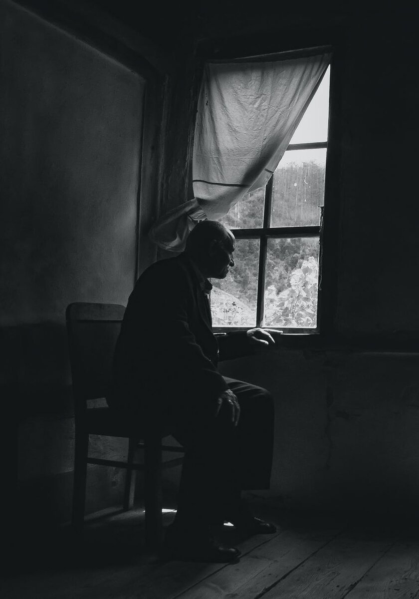 #психологчернышев. Тоска и боль могут быть невыносимы. Сложно справится с потерей близкого человека. Но вернуться из страданий в реальный мир необходимо. Ради себя. 