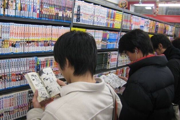 Взрослые японцы читают мангу