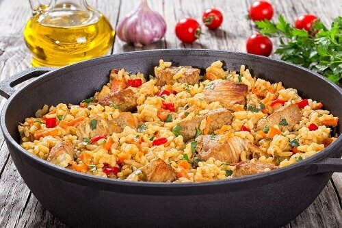 Испанская паэлья с морепродуктами и курицей