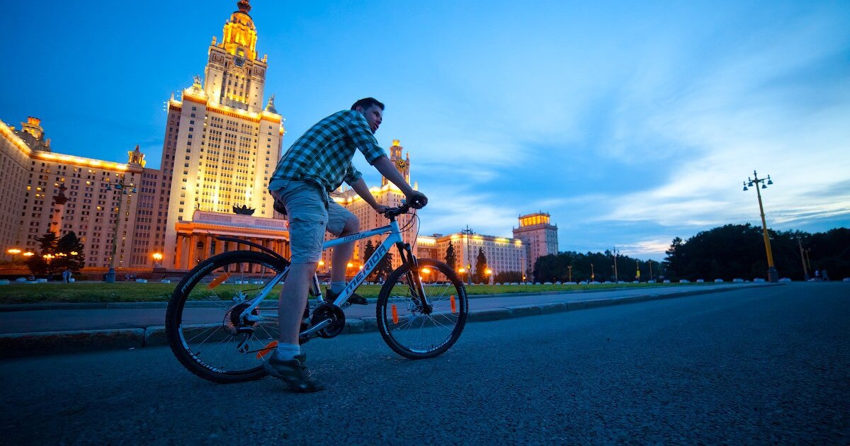 Вело москва. Велосипедист на фоне города. На велосипеде по Москве. Веломаршруты. Велосипед на фоне Москвы.