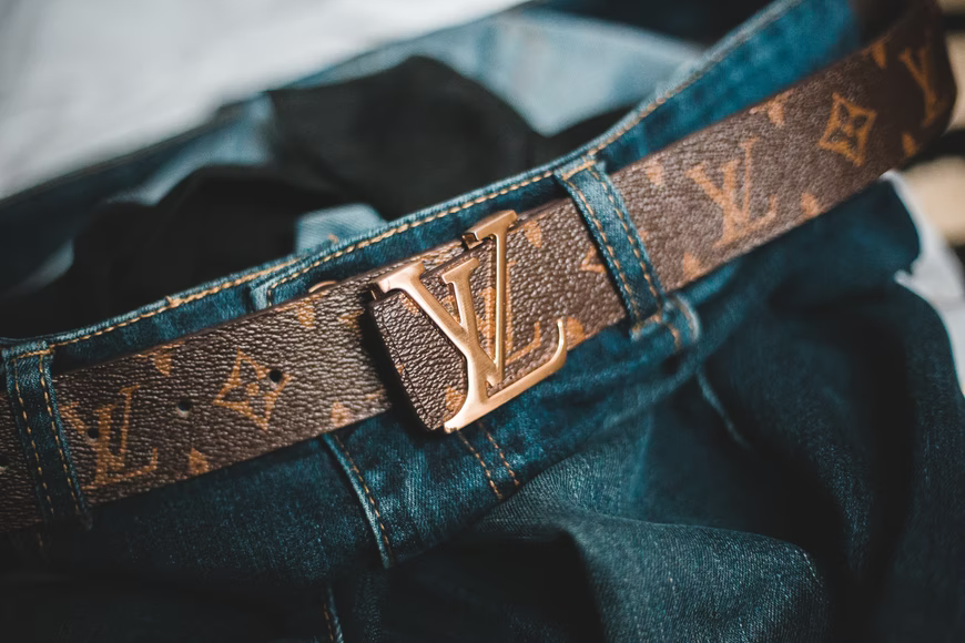 Песня она снимет с меня ремень луиви. Ремень Луи Виттон. Louis Vuitton Belt Blue. Луи Виттон ремень мужской. Ремень Луи витон мужской