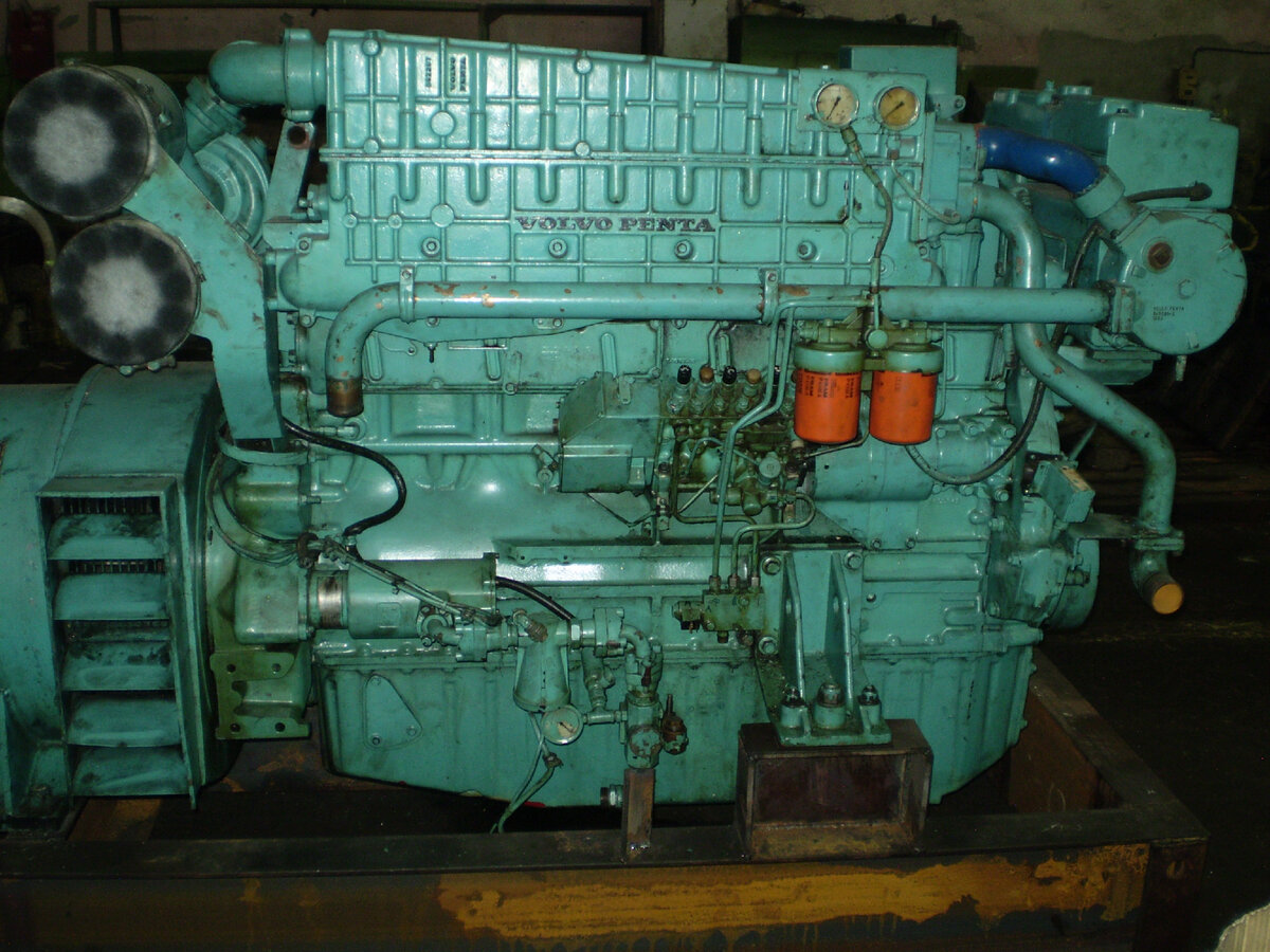 Морской дизельный двигатель. Дизель-генератор. Фото автора.