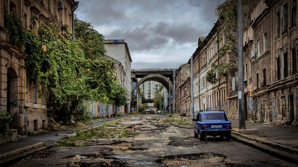 Обезумевшей толпы тут только не хватает...