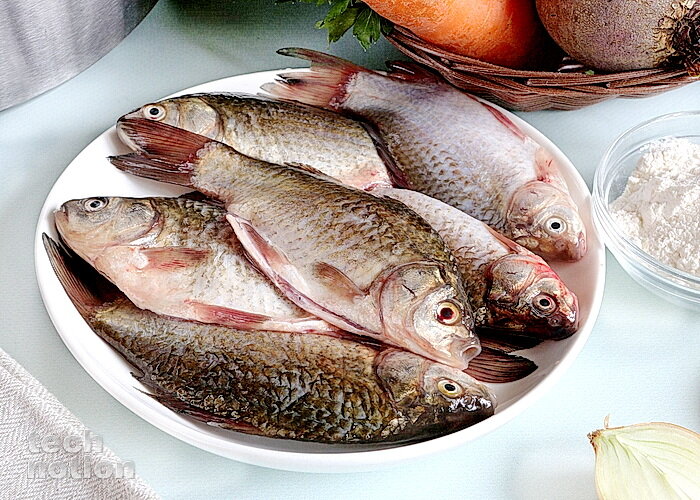 Карасей очистить от чешуи, выпотрошить и удалить жабры. / Изображение: дзен-канал technotion