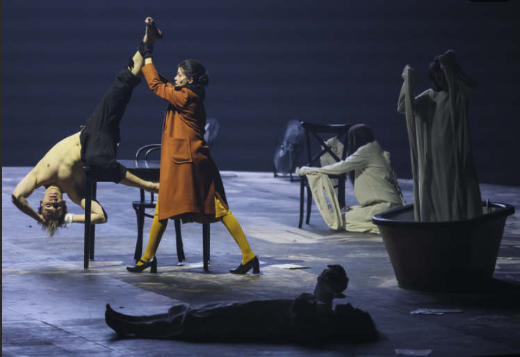 Сцена из спектакля