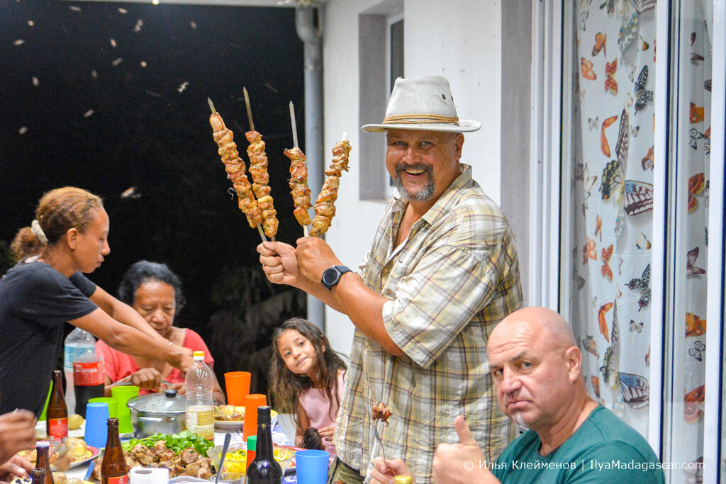 2. Шашлык с друзьями. Литва. Питер. Сибирь. Это песня о Родине! Музыка народная, слова МВД СССР.