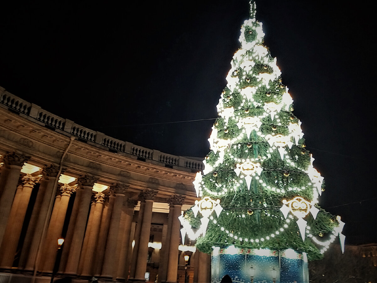 Возле Казанского собора атмосфера рождества. Листайте