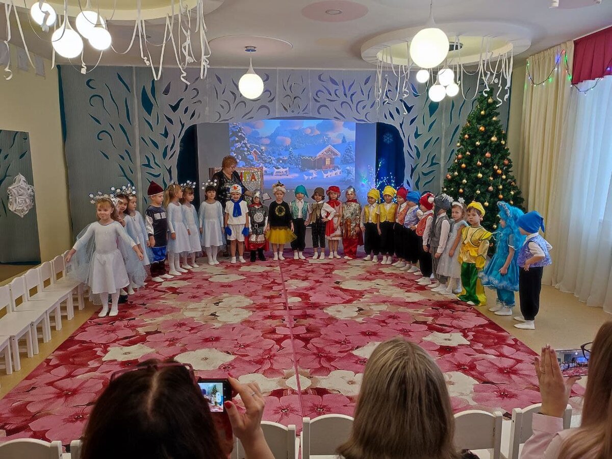 Дети не виноваты, что дедушка в этом году не пришел. Впрочем, после вручения подарков они приняли Бабу-Ягу как родную.