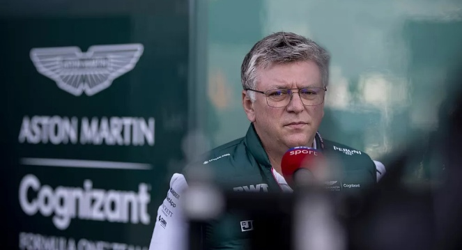 Отмар Сафнауэр в форме Aston Martin