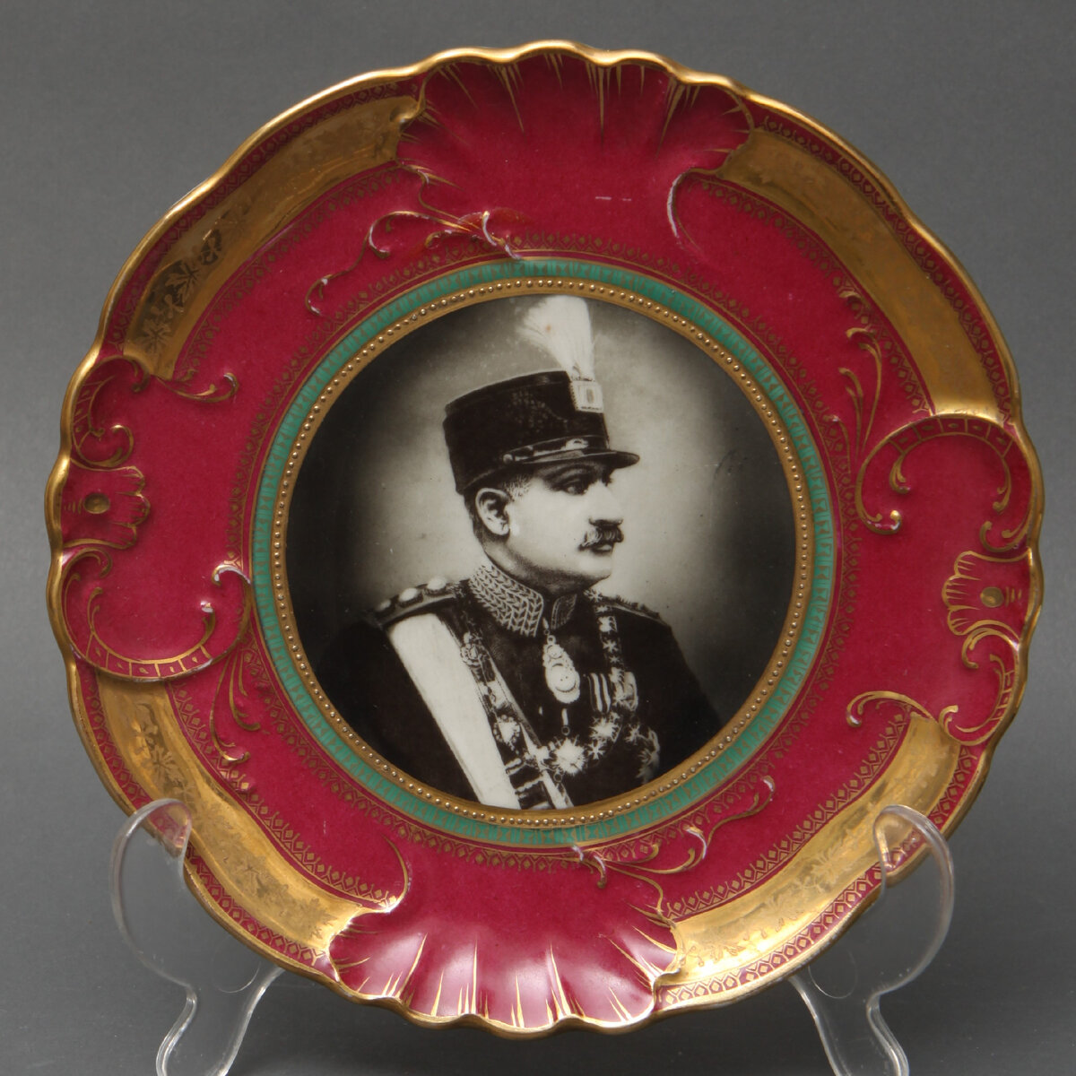 Тарелка с портретом правителя Ирана Мохаммеда Реза-шаха Пехлеви. 1925–1930. Дулёво. Диаметр 19 см. Государственный музей керамики в Кусково / ФР 1470. Госкаталог: 22110145. Источник: goskatalog.ru