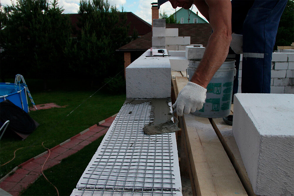  Сетка с ячейками 5*5см. Диаметр проволоки составляет 2-3 мм. Если нужно усилить контур, то тут используется проволока диаметром 4 мм, а ячейки имеют размер 7*7 см. Сетка из базальтовых стержней. Армирование газобетонных блоков производится при помощи сетки из стержней на основе базальтовых волокон. На стыках лучше использовать хомуты или специальный клей для фиксации прутьев между собой.