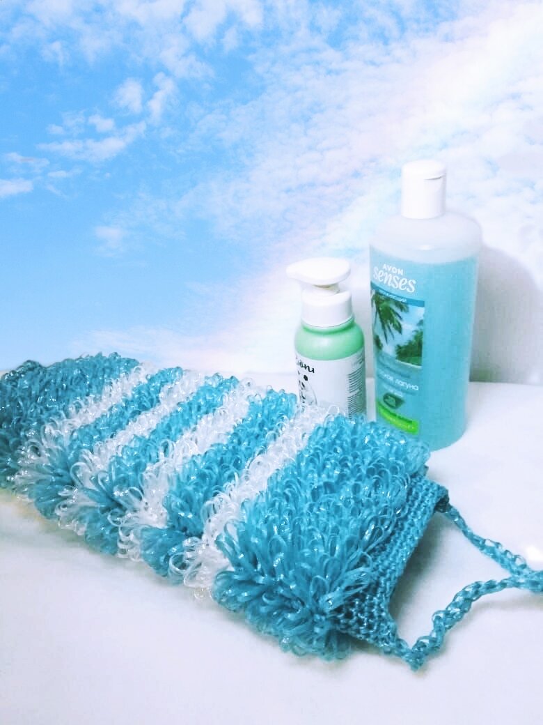 Эта мочалка связана в две нити. По форме она цилиндрическая. Сначала связала одну ручку. Затем цепочку воздушных петель, присоединив в серединке ручку. Соединила в кольцо и продолжила вязать по кругу. "Приступочек" перед мохнатой частью 4 ряда. Далее вытянутыми петлями. 