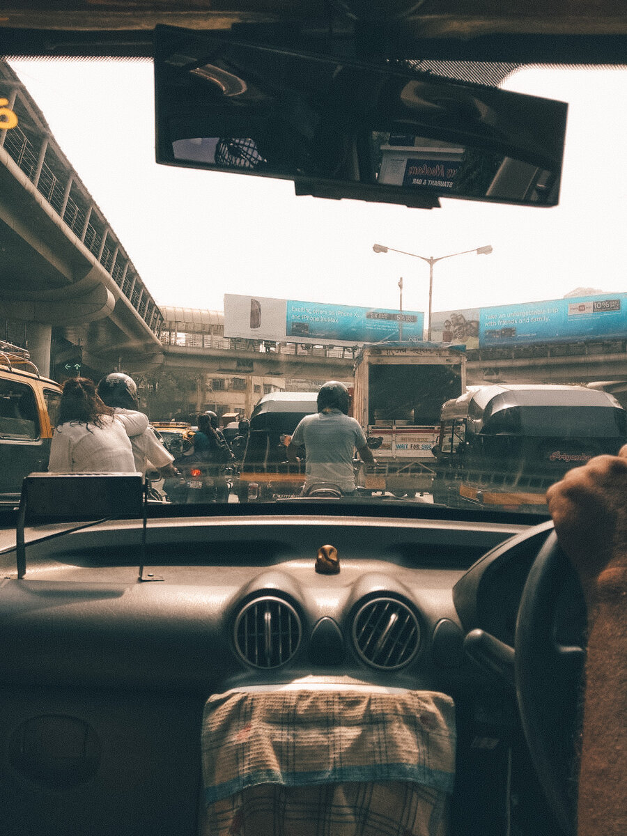 В такси по дороге в трущобы. На этом фото видно, насколько напряжённое движение в Мумбаи.