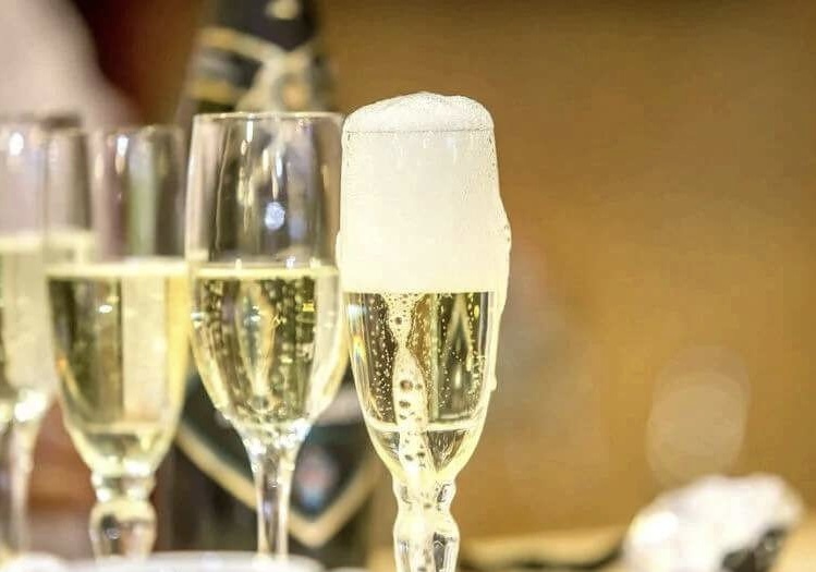 Специалисты не рекомендуют потреблять более 3-х бокалов вина в неделю