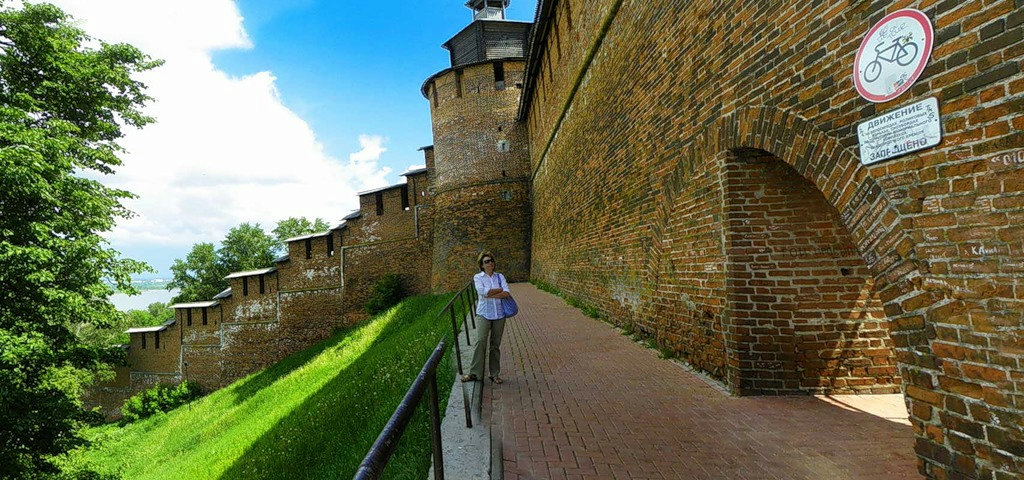  9 октября 2011 г. Удалось выяснить, что там с "воротами невеликими". Плохо дело. Навесили железную дверь, как себе в гараж.-4