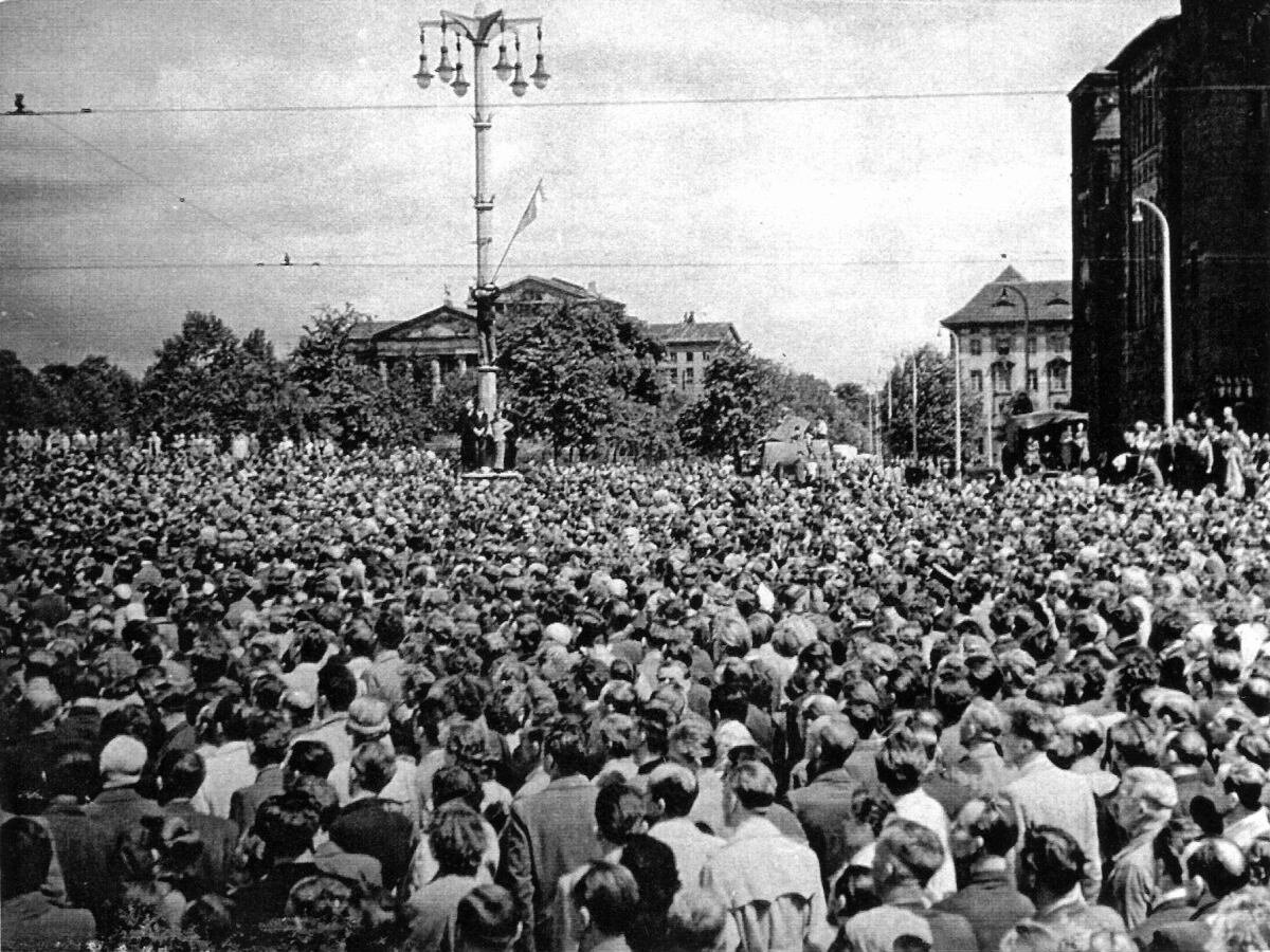 Кризис 1956 года. Познанское восстание 1956. Забастовки в Польше 1956. Познань 1956. Познаньское восстание в Польше 1956.