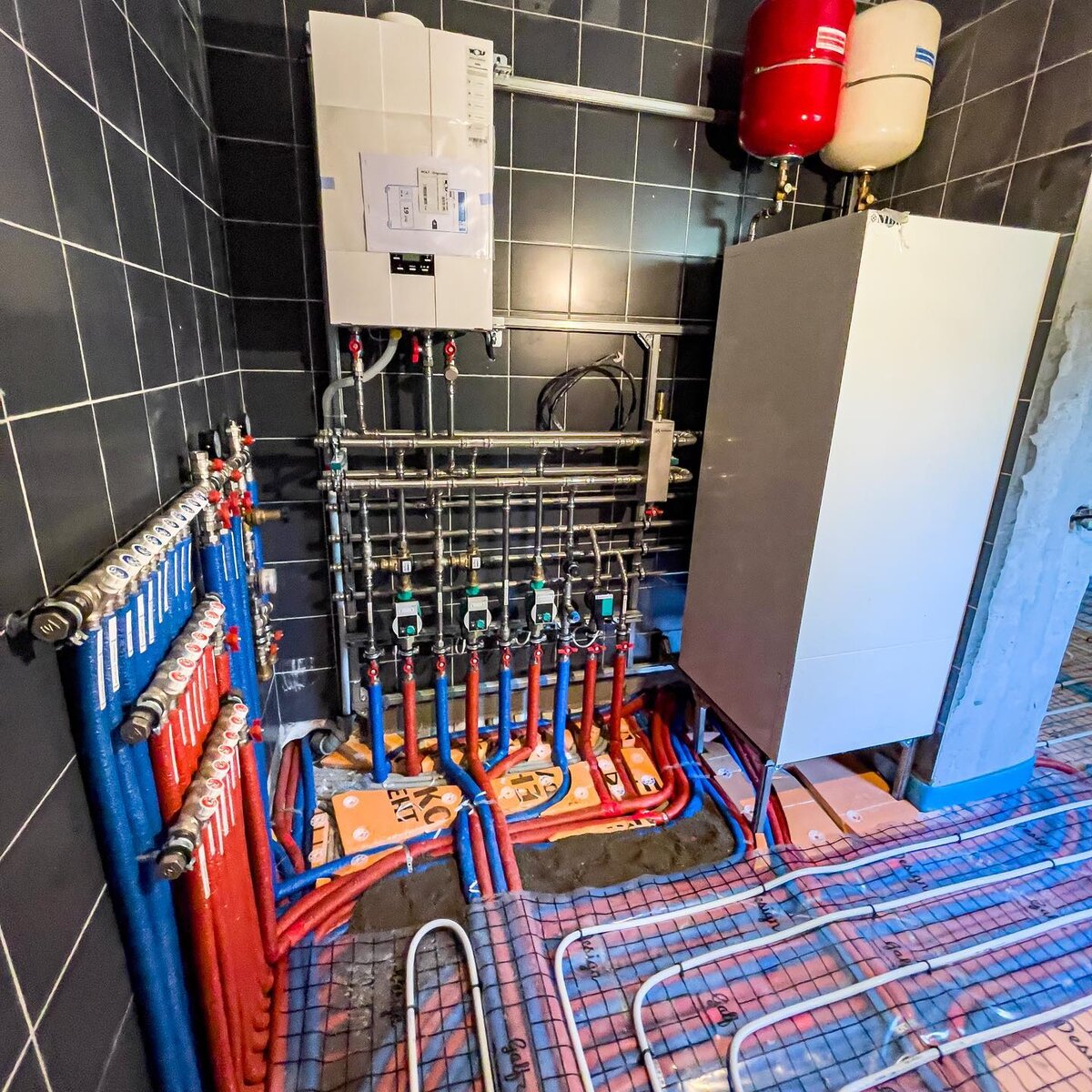 Газовый котёл wolf 🐺 fgb 35. Совместно с @spbplumbing мы установили более 300 таких котлов. Брака производителя как такового не замечено, один сломаный вентилятор, одна плата. И то и другое производитель тут же без проблем поменял. В эксплуатации при своевременном обслуживании после гарантийного срока неприятностей не доставляют. Ставим четвёртый год, полёт отличный) Цена кусается немного, но конкуренты по большей части дороже. Бойлер косвенного нагрева горячей воды Nibe vlm ks, 316 нержавеющая сталь. После того, как мы с Александром видели такой в Выборге 92го года выпуска бодро работающий по сей день, вопросы к изделию совершенно отпали))
Бачки и предохранительная арматура фламко. На наш взгляд 👀 самое надежное из доступного. Страшно представить сколько мы установили расширительных бачков. В бракованных и вышедших из строя на несколько сотен расширительных баков, у нас числится пока два. Хотя если так разбираться расширительный бак по своей природе скорее расходник, чем долговечное устройство.
Насосы Wilo. Дешевле грюндфосс, по качеству потнашей статистике аналогичны. Не могу сказать, что не ломаются. За год отлетают 1-2 циркуляционных и 2-3 рециркуляции гвс из где-то 200 штук устанавливаемых в год. По большей части из-за скачков напряжения циркуляционные, а рециркуляцию гвс любят включать на закрытые краны по случайности. Стабилизатор на котельную, а не только на котёл решит вопрос со скачками. Частотные устройства типа насосов и платы котла часто очень чувствительны к нестабильному питанию.
•
Заказать проект и/или монтаж отопления и водоснабжения +79266861186 Денис, +79163532527 Егор