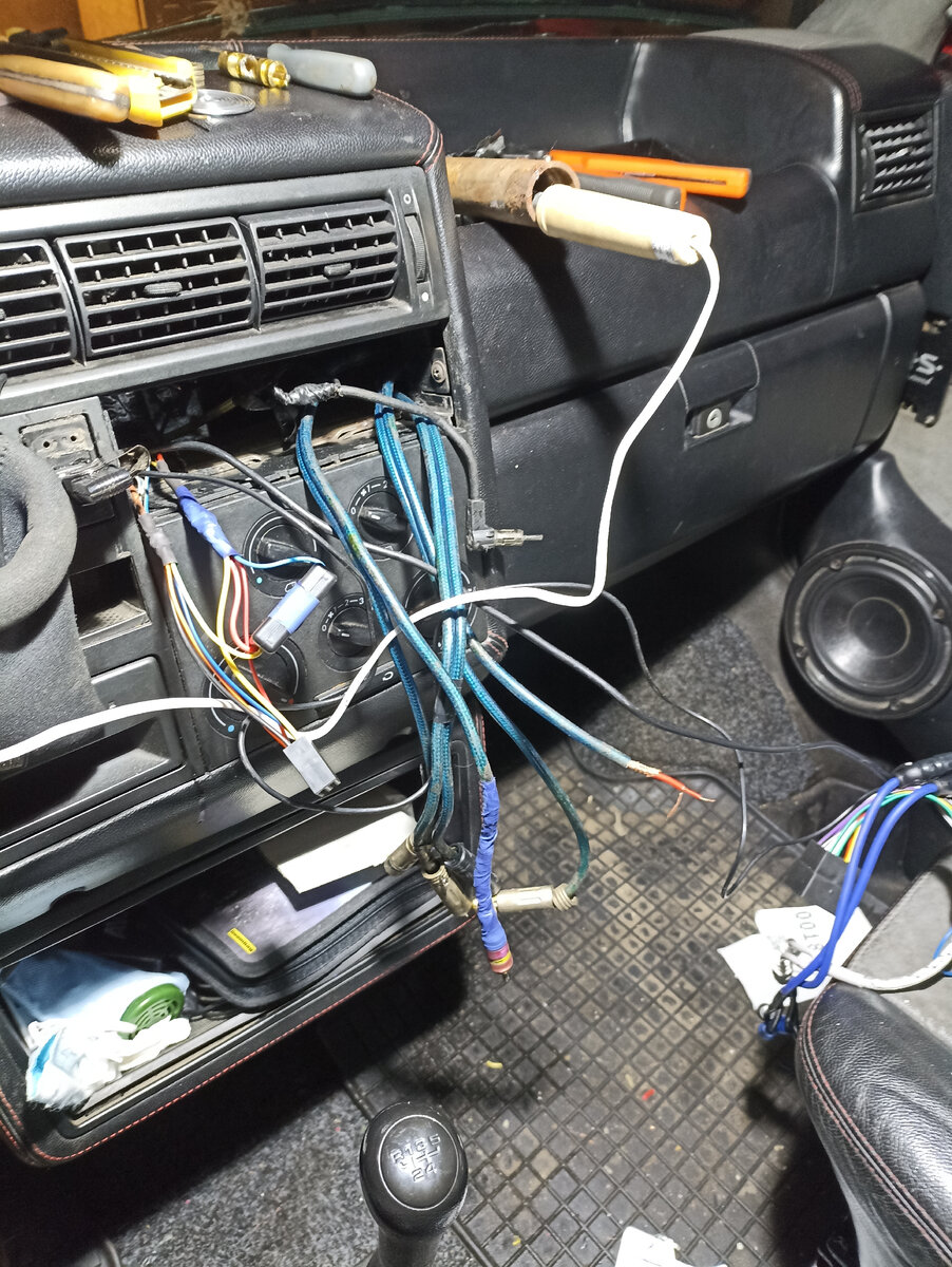 Переподключение автомагнитолу на фольксваген т4, в машине стоит 3 килловата  музыки. 