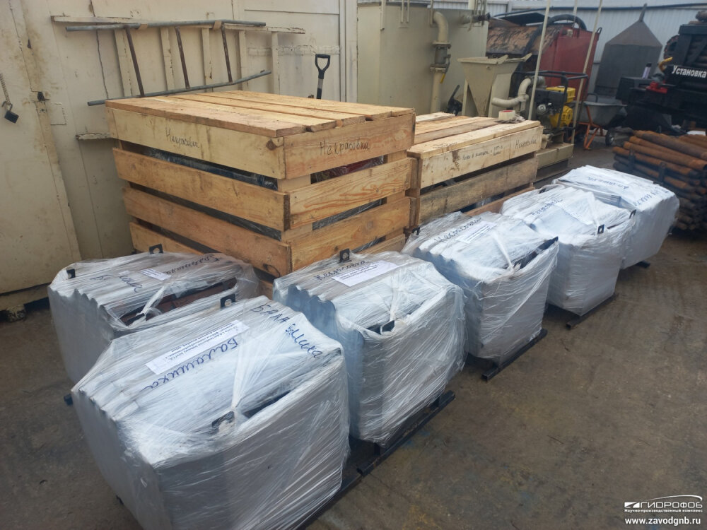 Поставка товара. Доставщик товаров. Поставка товара. Курьер с посылкой. Поставщик товара.