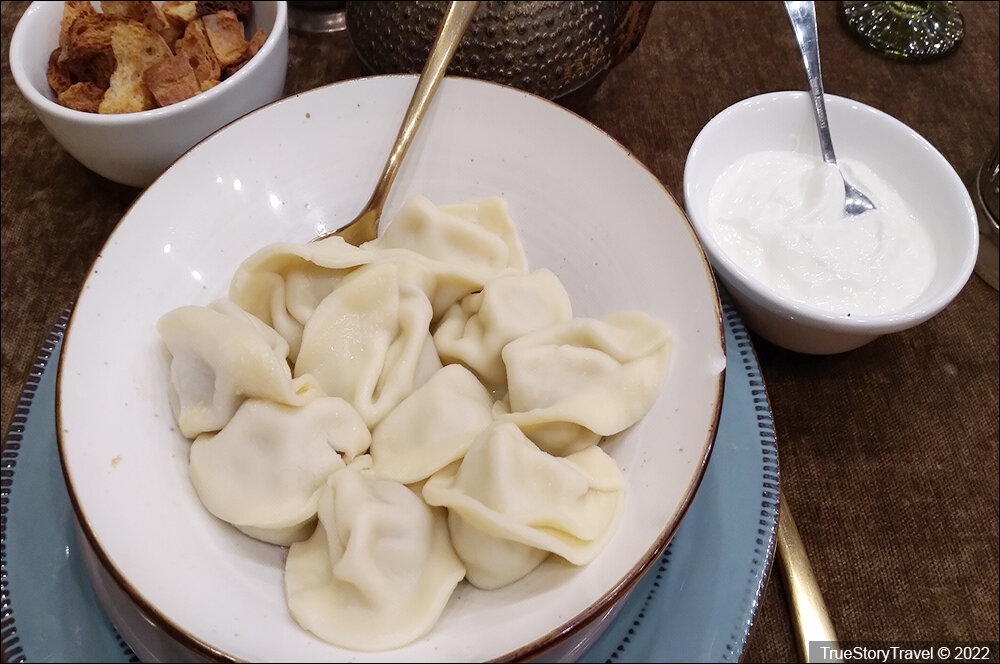 Армения - Пельмени за 450 руб и сметана к ним еще за 200 руб. Заказал в армянской хинкальной русскую еду