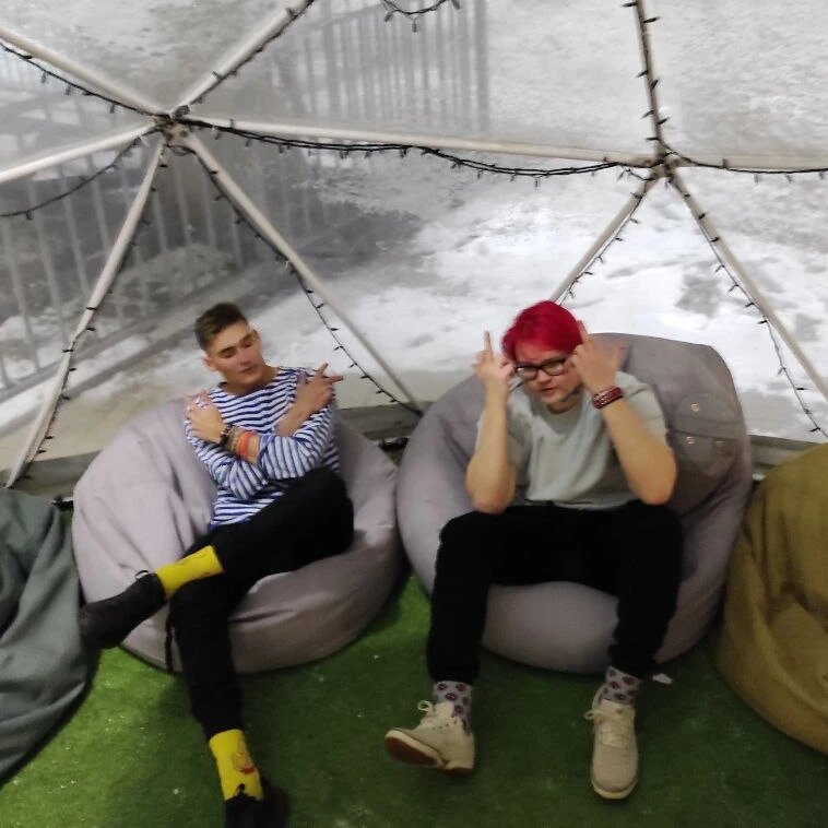 Веселюсь, пока не вогнал себя в долги 