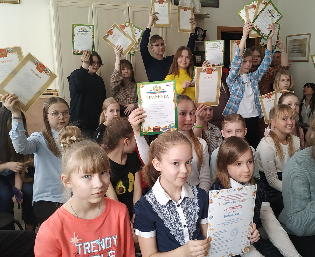 Юные художники с наградами.