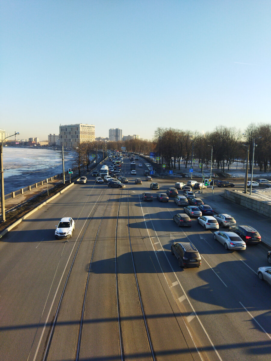 Вечерняя пробка на Обуховской Обороны