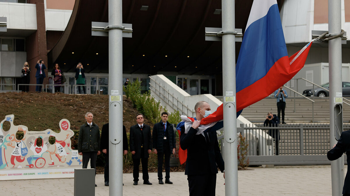Процедура снятия флага России с флагштока перед дворцом Европы.