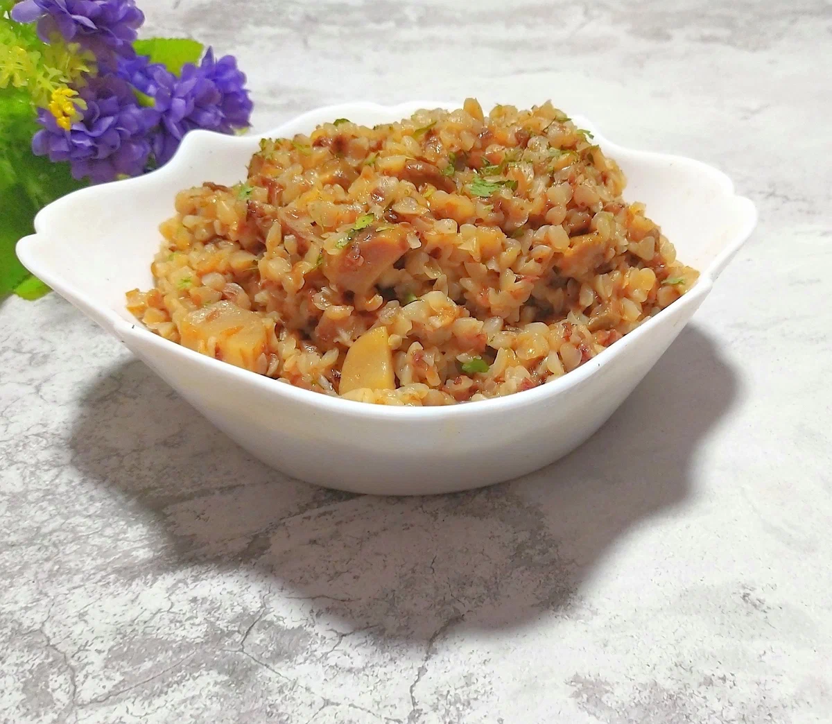 Я не большой любитель гречки, но кашу с говорящим названием "Потрясающая" (рецепт от свекрови), съедаю по 2 порции (так вкусно)