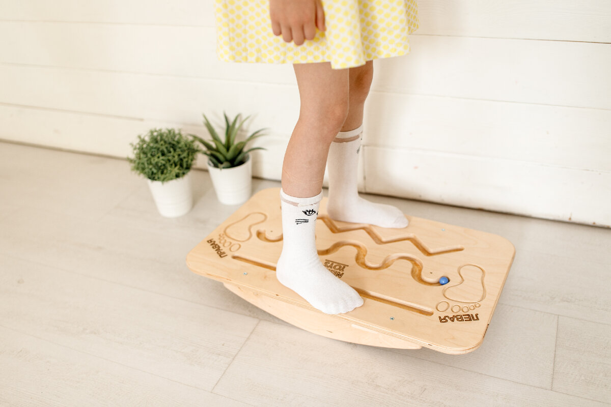 На фото: Балансборд NEIROTOYS "Левая-Правая" с параллельным основанием