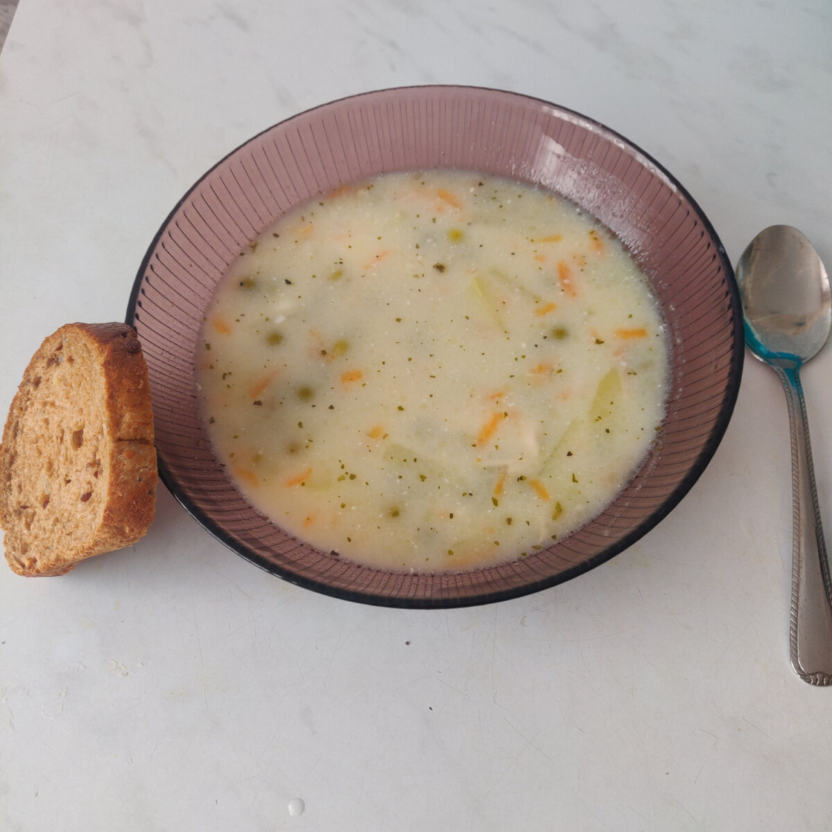 Ну а у нас на обед такой супчик. Куриный с зелёным горошком