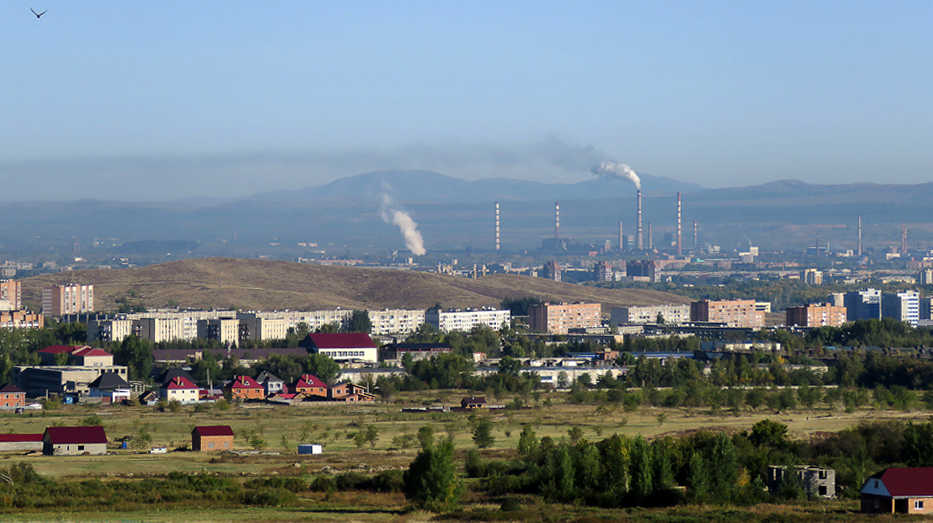 Первое, чем впечатляет Усть-Каменогорск, центр Восточно-Казахстанской области (321 тыс. жителей) - это своим названием: два слова, три корня да вопрос, какое ещё устье у горы?