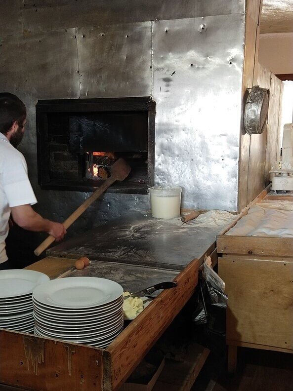 Кухня, где готовят хачапури. Её видно, когда делаешь заказ