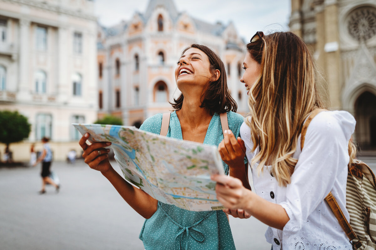 Поездка в радость. Депозит туризм. Travel with friends. 3 Friends Travel. 2 Girls look at the City.