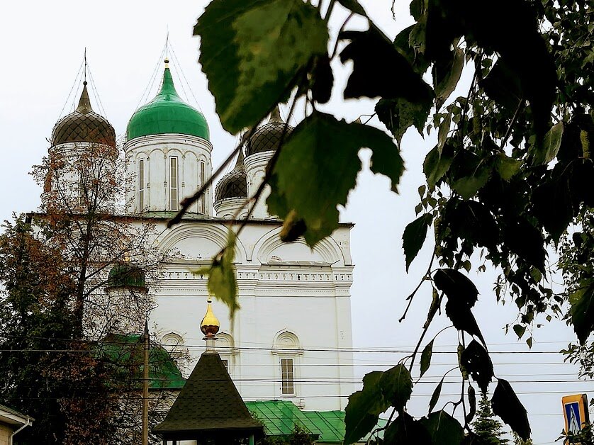 Историческая часть города. Намоленное место. Красивый древний храм. Всегда открыты двери для страждущих. Можно заказать требы, помолиться, пообщаться с батюшкой.