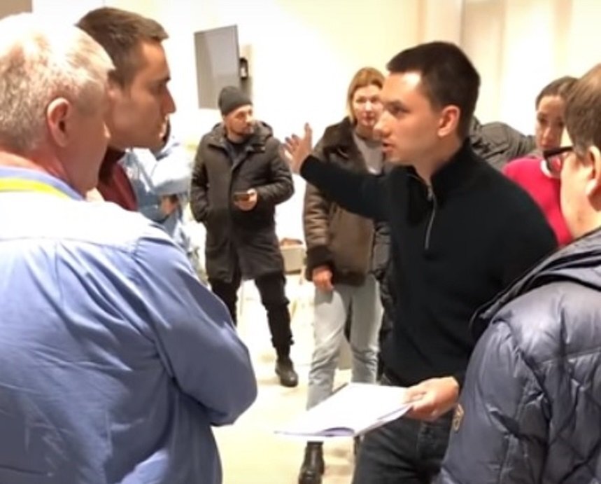 Попытка прорваться на просмотр квартир в ЖК "Одинград" от фирмы "Инград". Кадр из видео, снятого одним из дольщиков