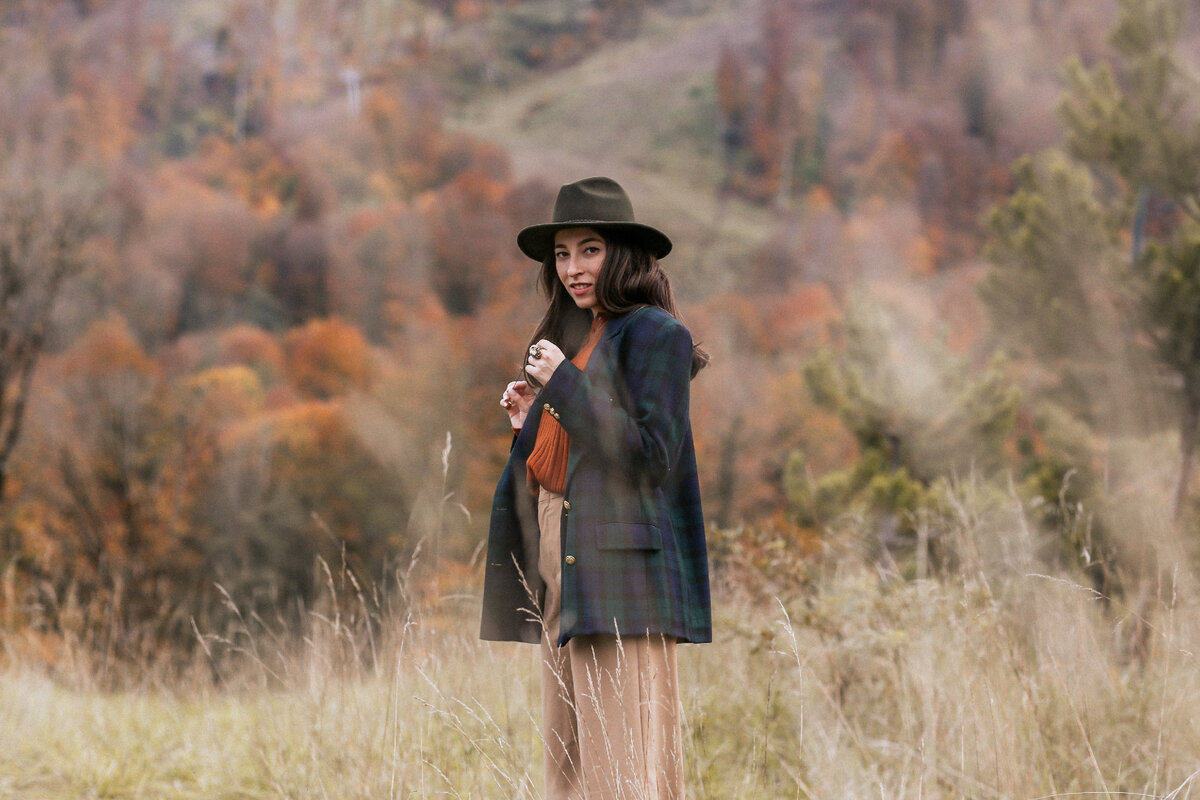 Антураж подобающий)