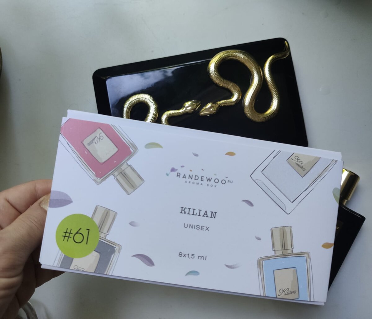 Как же мне нравится лаконичный дизайн этих коробочек! Приятно держать в руках, и нравится, что ароматы разлиты в стеклянные пробники со спреем (не люблю палочки).