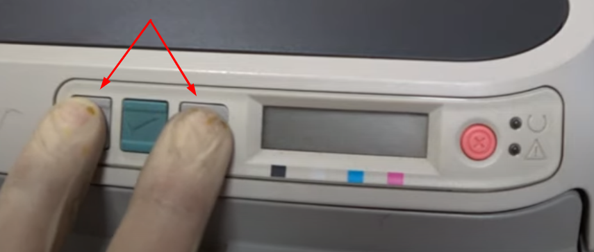 Для сброса всех настроек нужно на выключенном принтере нажать одновременно кнопки "стрелка влево" и "стрелка вправо" и включить принтер, не отпуская кнопки